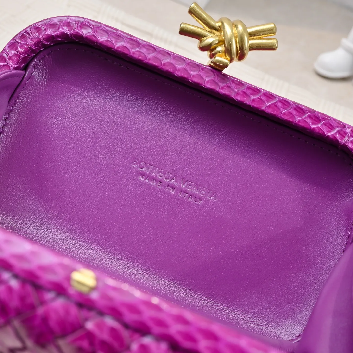 Batch 1860 #BV Knot snakeskin woven evening bag series 🐍 Fashion choice Rare snakeskin bags are full of charm 🌟Using snakeskin pattern woven with knot buckle, the unique texture makes you feel a different kind of refinement and elegance when you touch it 🎀 Its luster is low-key and luxurious, whether it is in the sun or under the light, it can reflect the charming colors 🌈 Holding it in your hand or hanging on your wrist will make you look more elegant and charming✨✨ Model: 717622 Size: 20x12x5.5